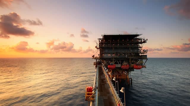 Oil slips again as US, Iran sign peace deal
