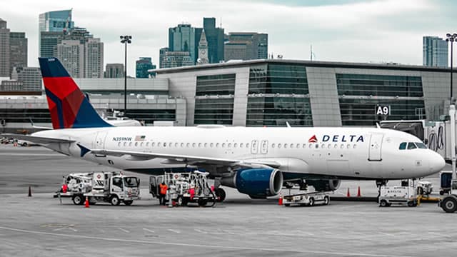 FAA warns U.S. airlines of safety risks over Saudi Arabia after attacks